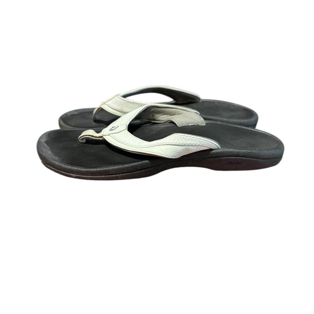 OLUKAI Women’s Size 8 Flip Flops Sandals Thongs White Black Beach Vacation - Picture 3 of 9